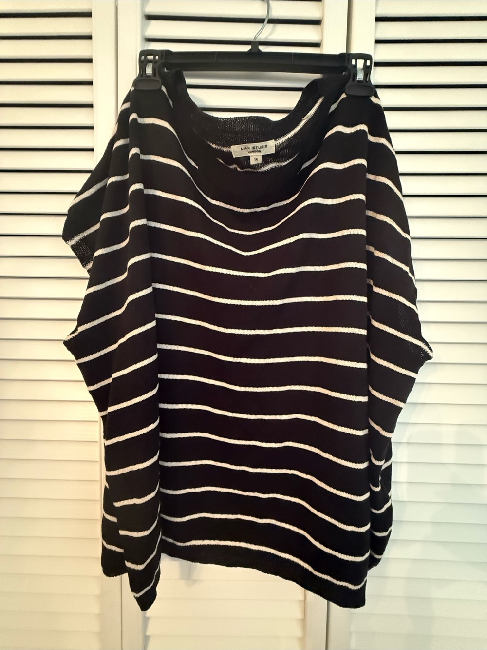 Max Studio striped top features a black and white horizontal stripe Size 1X